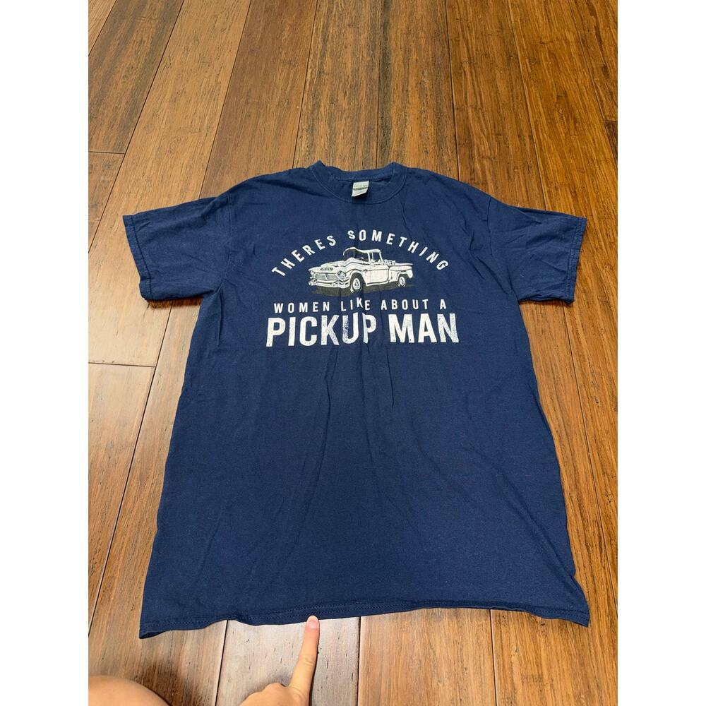 Medium Something Women Like About a Pickup Man" graphic Tee